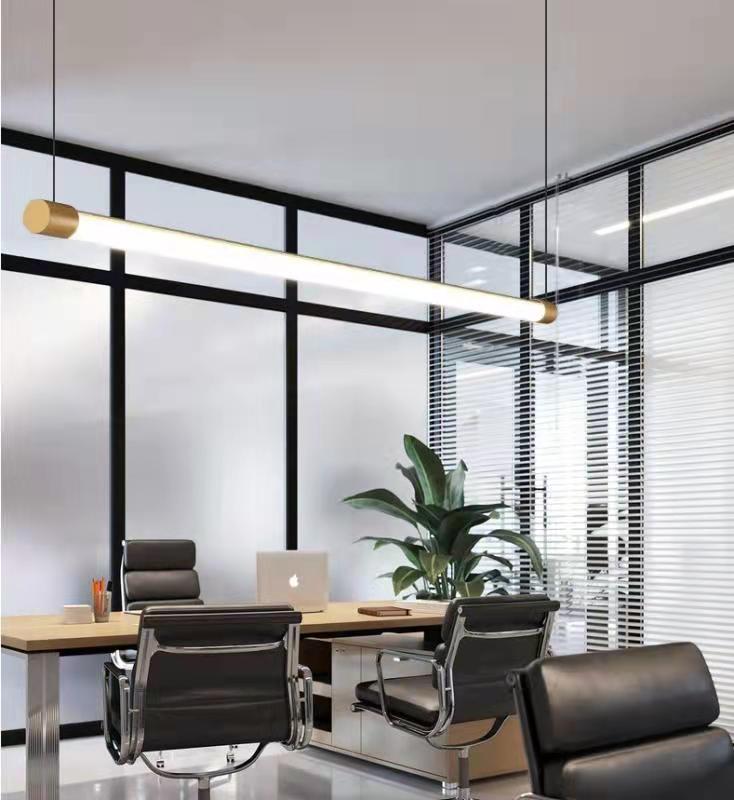 Minimalistische staafvormige hanglamp met gouden afwerking