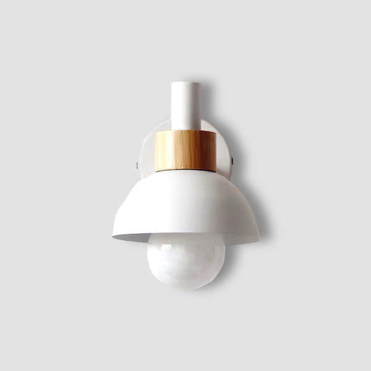 Minimalistische Wandlampe aus Holz