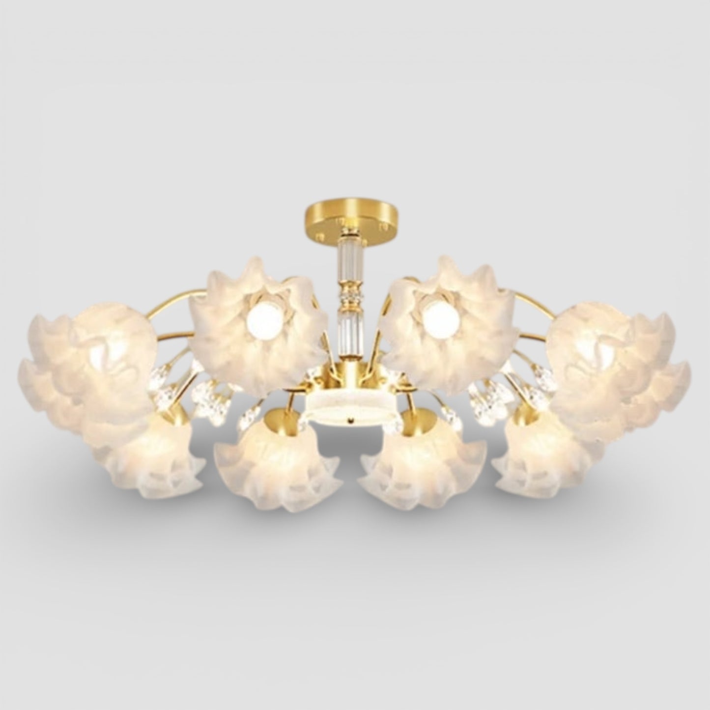 Lustre à fleurs en verre dans la chambre à coucher