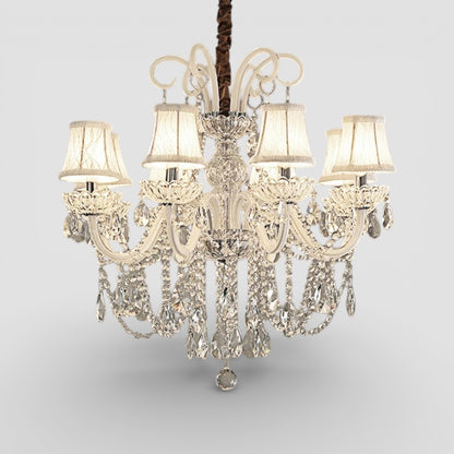 Elegante lampadario in cristallo da hotel con paralumi