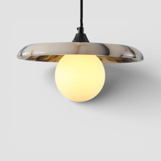 Marmeren bolvormige hanglamp voor een moderne keuken
