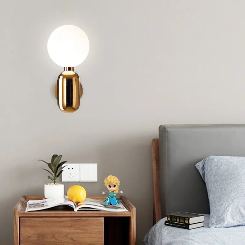 Minimalistisk vägglampa i guld