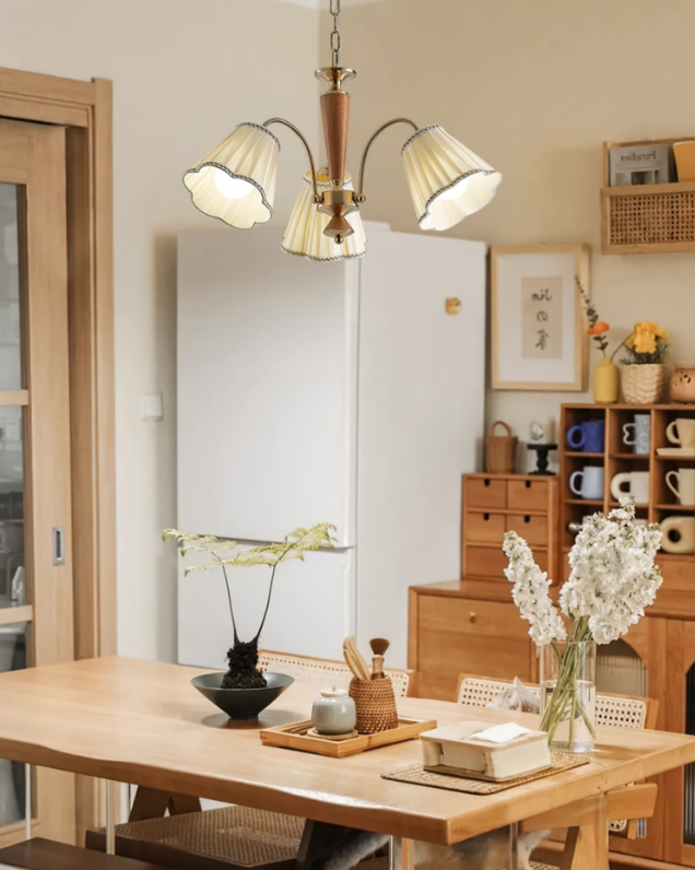 Antiker Kronleuchter für den Essbereich mit Stoffschirmen