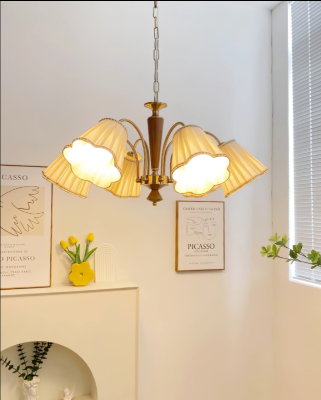 Antiker Kronleuchter für den Essbereich mit Stoffschirmen