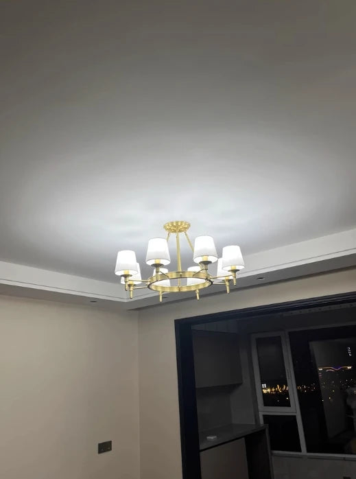 Koperen kroonluchter met stoffen lampenkappen