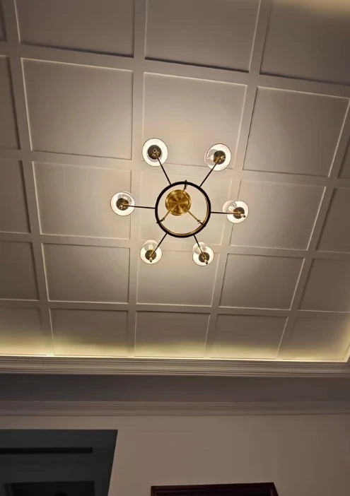 Koperen kroonluchter met stoffen lampenkappen