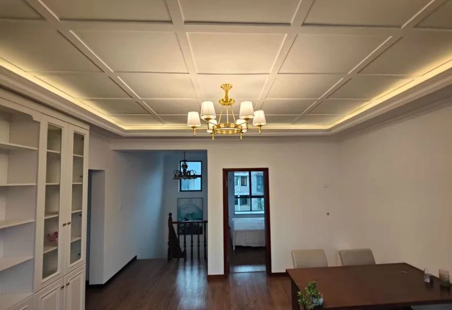 Koperen kroonluchter met stoffen lampenkappen