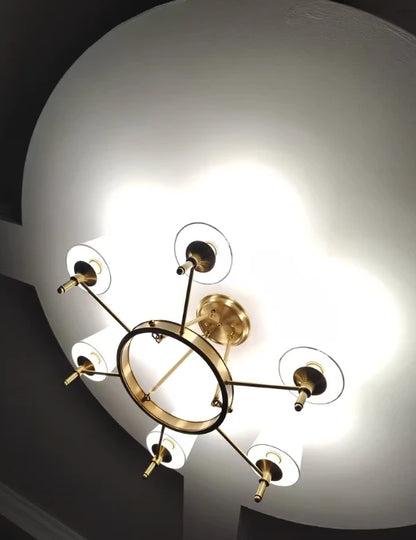 Koperen kroonluchter met stoffen lampenkappen