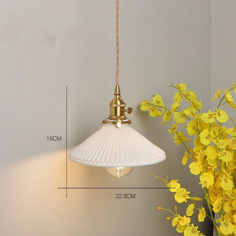 Ciondolo in rame con nappina in ceramica bianca