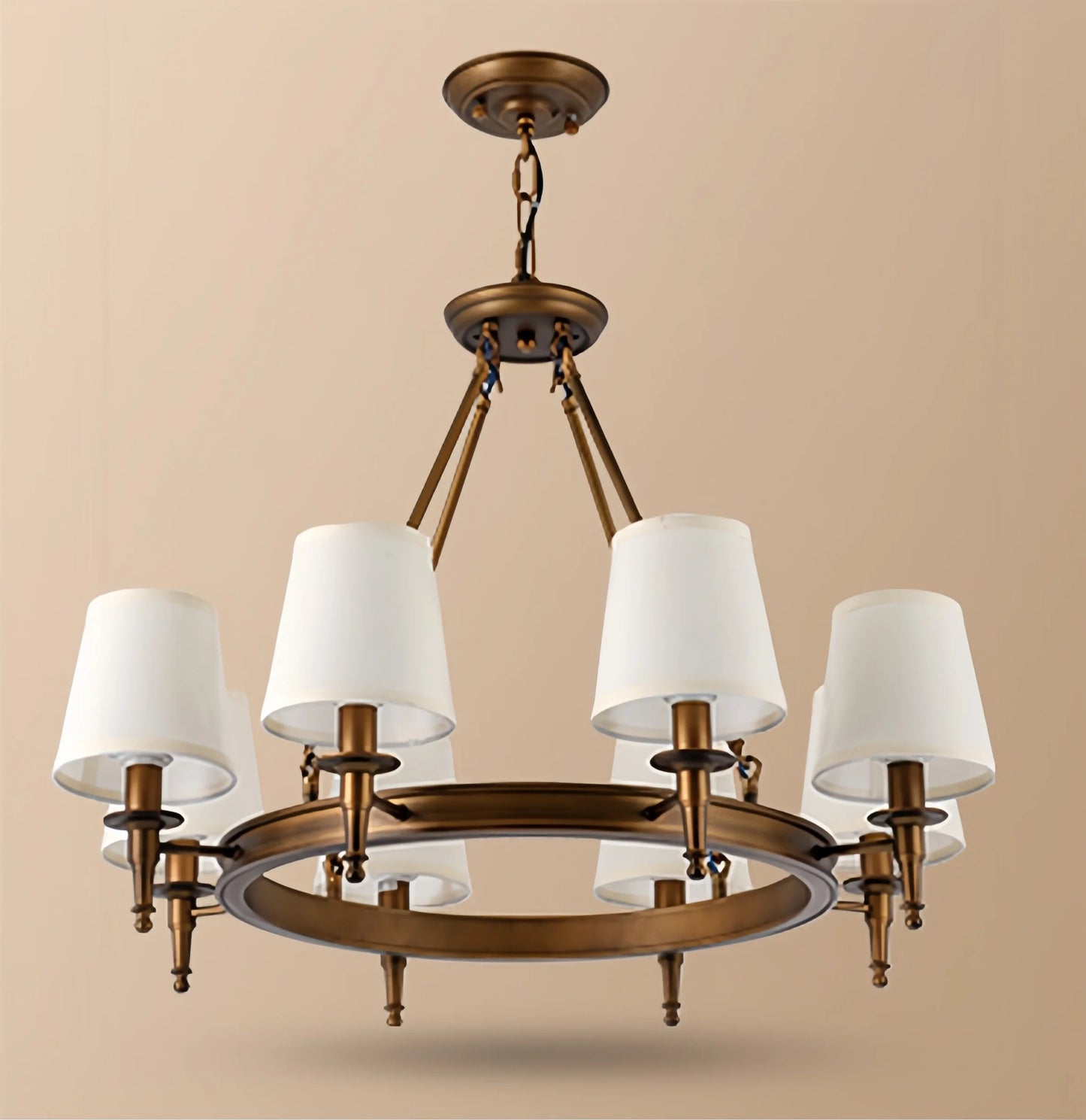 Koperen kroonluchter met stoffen lampenkappen