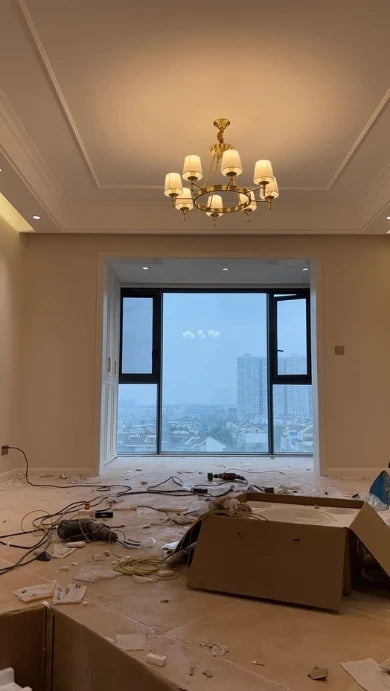 Koperen kroonluchter met stoffen lampenkappen