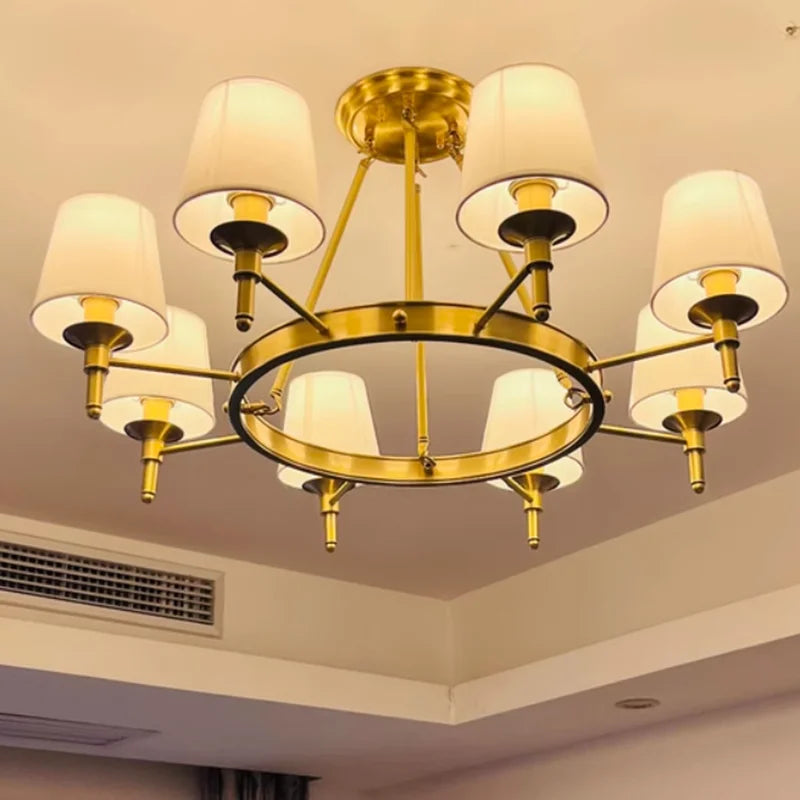 Koperen kroonluchter met stoffen lampenkappen