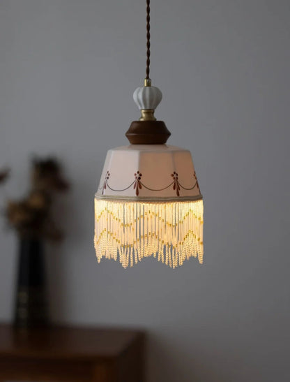 Ciondolo in rame con nappina in ceramica bianca