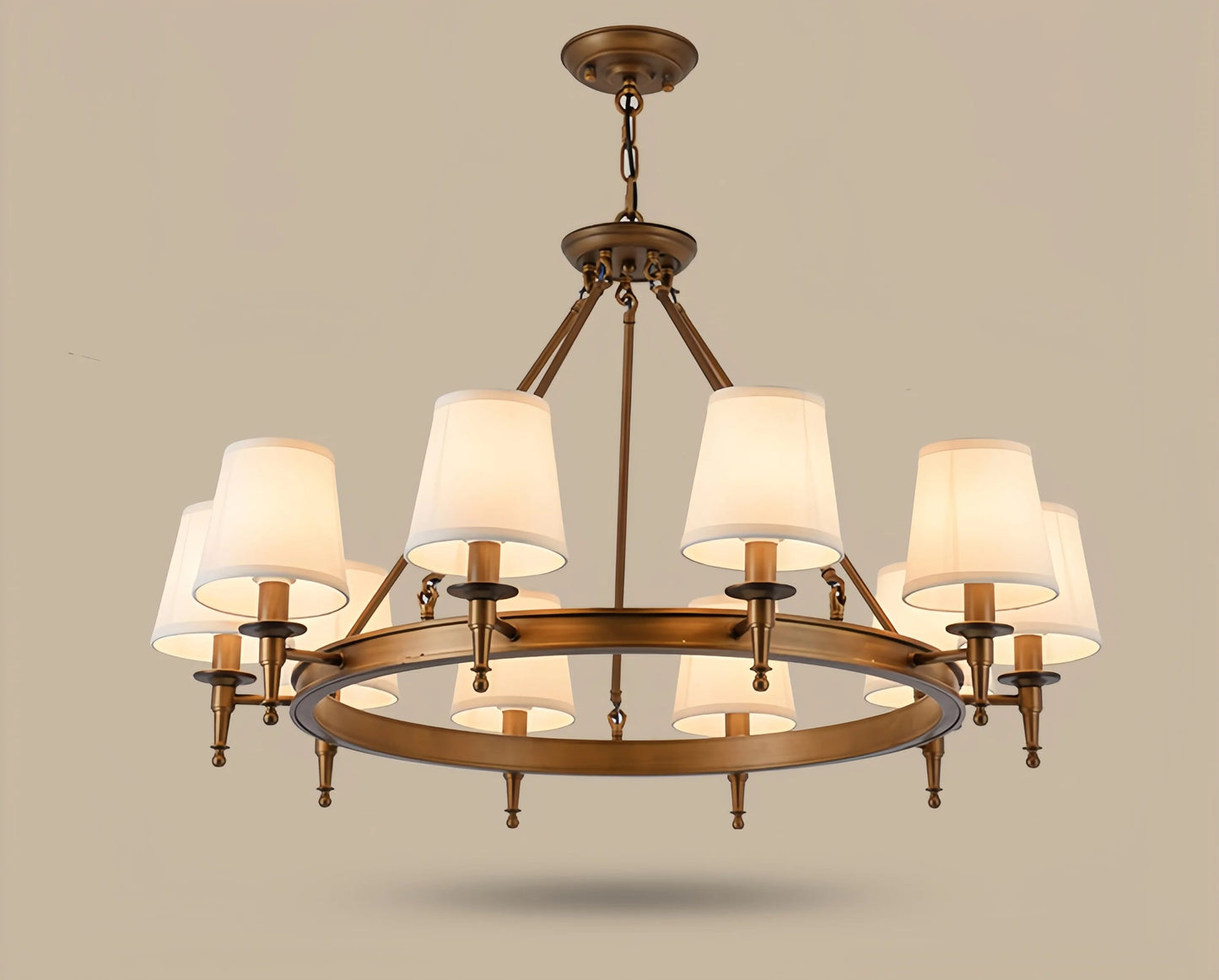 Koperen kroonluchter met stoffen lampenkappen