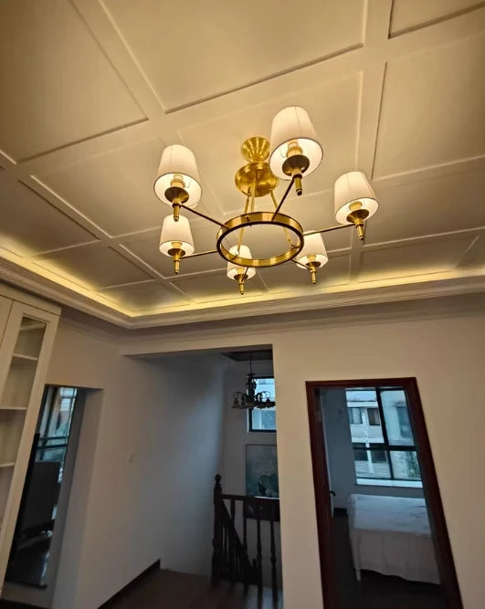 Koperen kroonluchter met stoffen lampenkappen