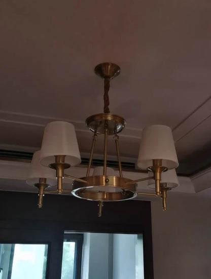 Koperen kroonluchter met stoffen lampenkappen