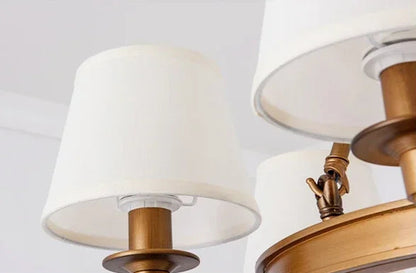 Koperen kroonluchter met stoffen lampenkappen