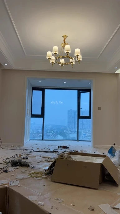 Koperen kroonluchter met stoffen lampenkappen