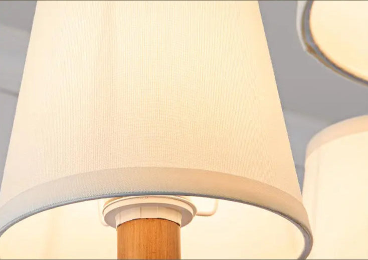 Koperen kroonluchter met stoffen lampenkappen