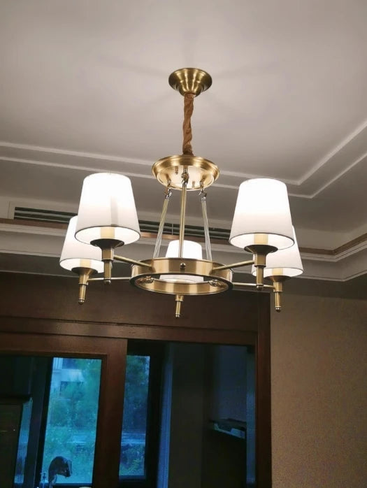 Koperen kroonluchter met stoffen lampenkappen