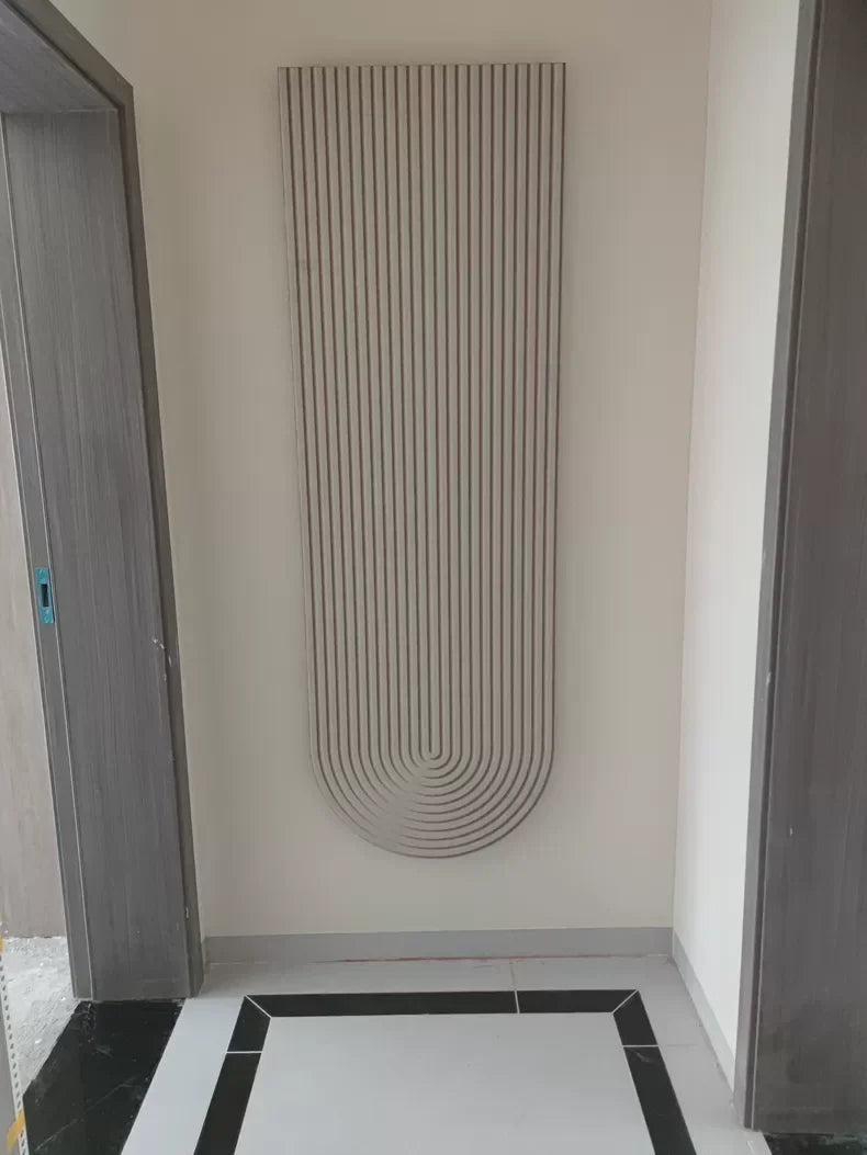 Minimalistische wandlamp met muurschildering