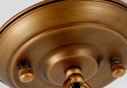 Koperen kroonluchter met stoffen lampenkappen