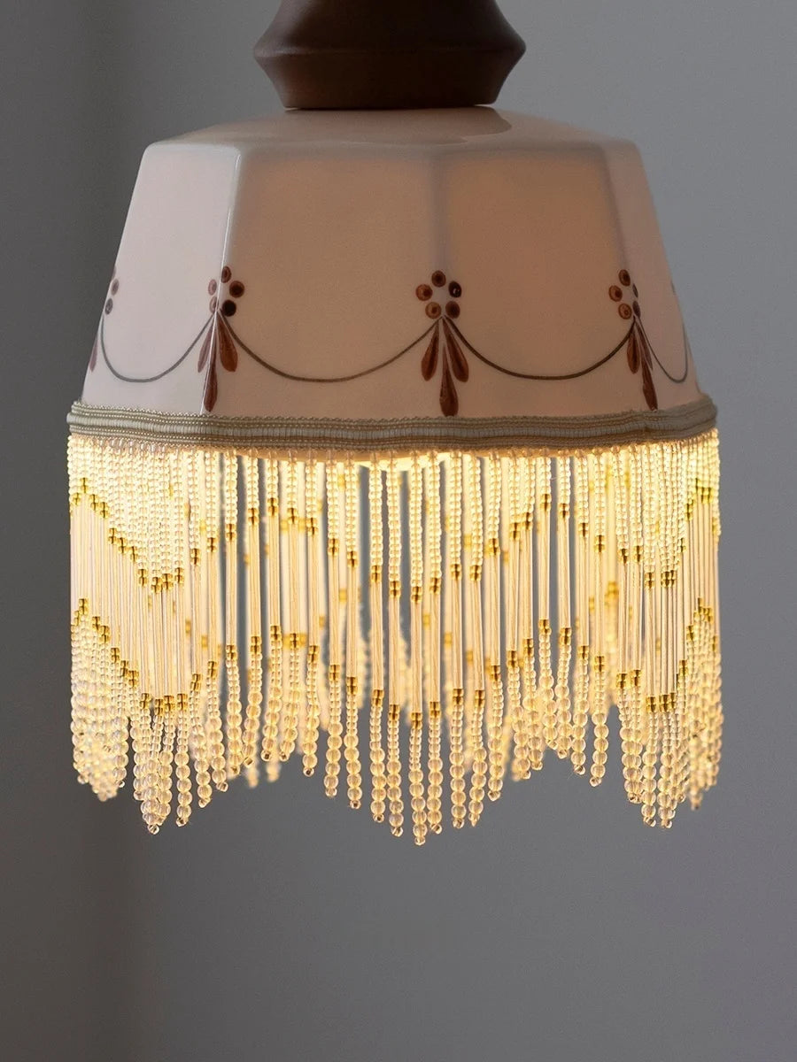 Ciondolo in rame con nappina in ceramica bianca