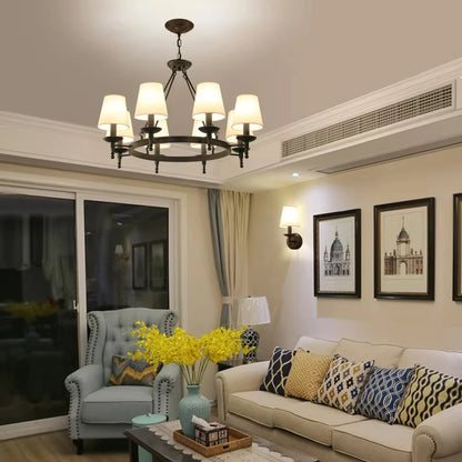 Koperen kroonluchter met stoffen lampenkappen