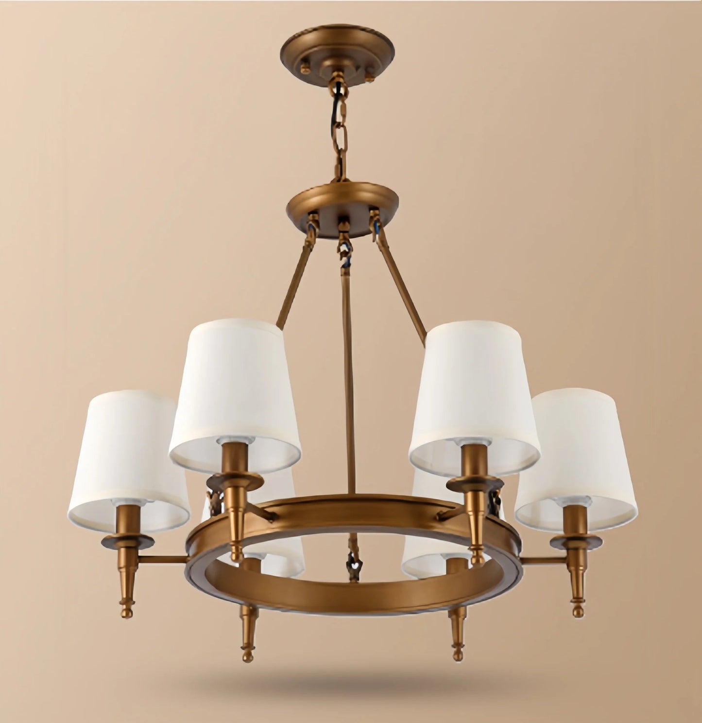 Koperen kroonluchter met stoffen lampenkappen