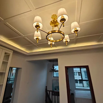 Koperen kroonluchter met stoffen lampenkappen