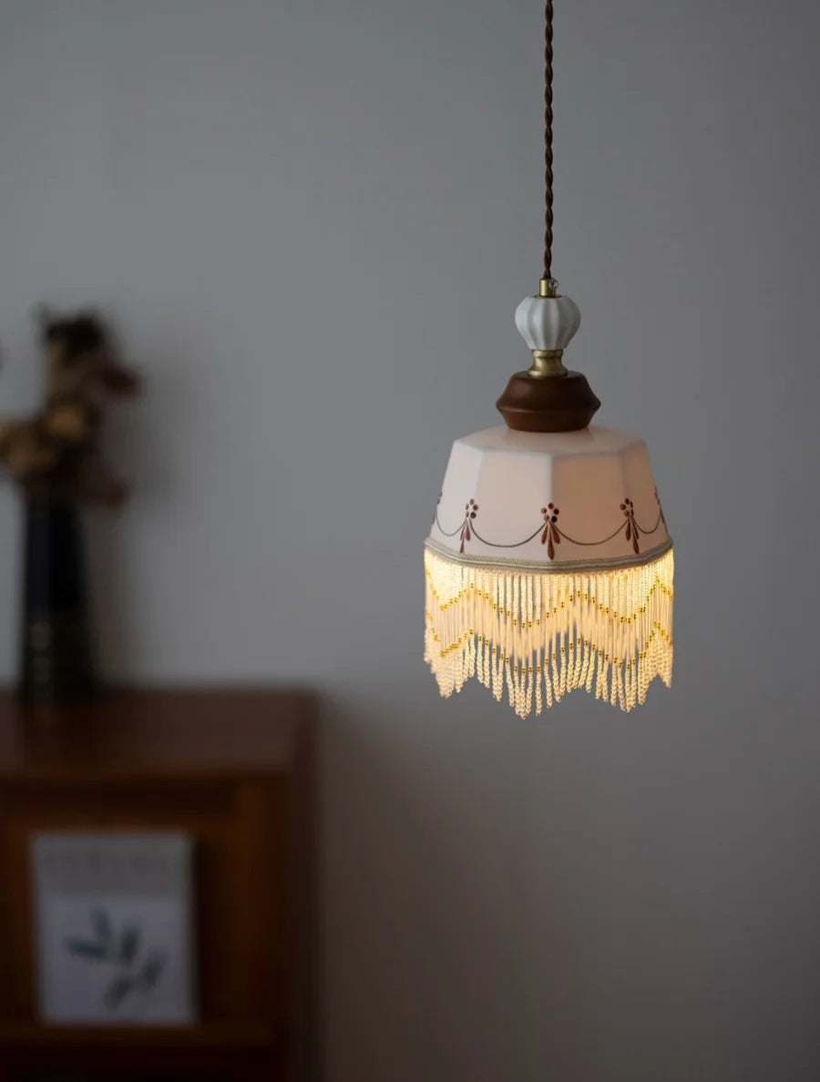 Ciondolo in rame con nappina in ceramica bianca