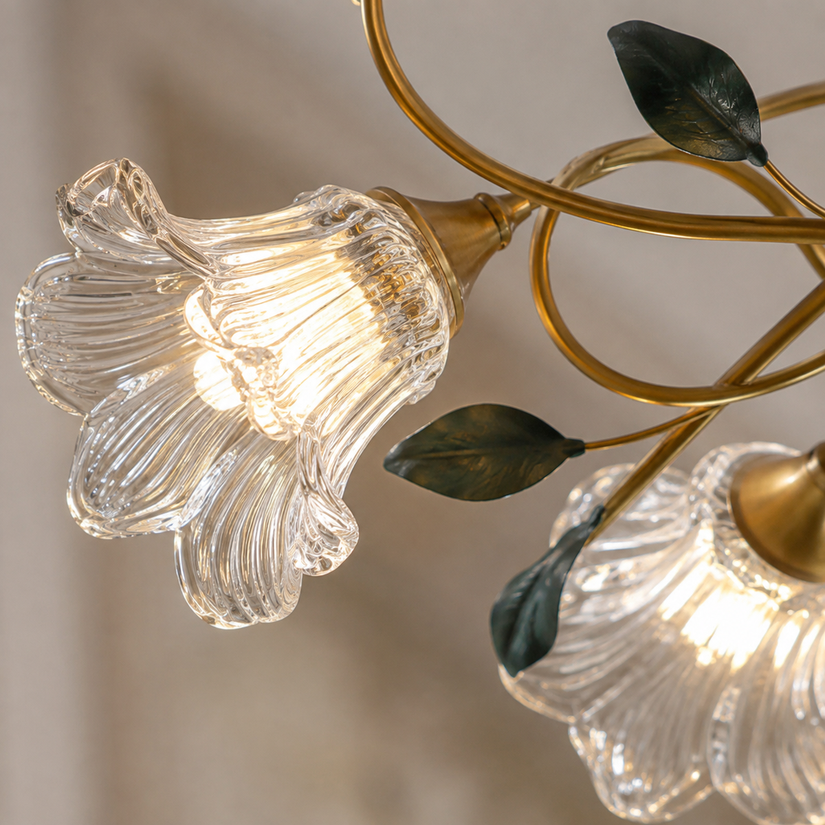 Romantisk taklampa i blommigt glas
