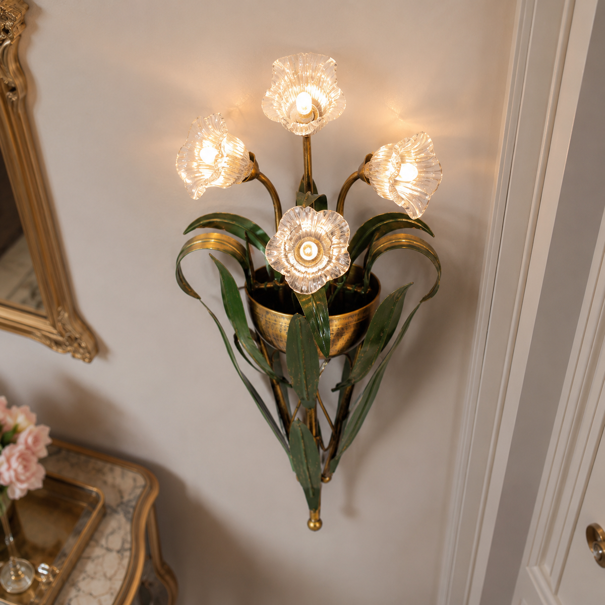 Französische Blumenwandleuchte im Landhausstil
