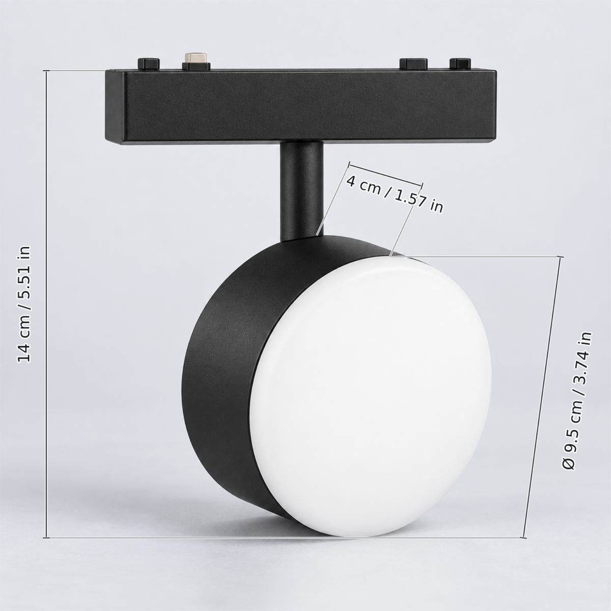Black round fill light a, 9w with dimension lines in centimetres and inches: Overall height excluding contact tips 14 cm / 5.51 in; Head diameter Ø 9.5 cm / 3.74 in; Head depth 4 cm / 1.57 in.