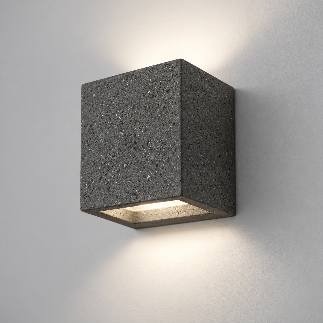 Vägglampa i industriell cement