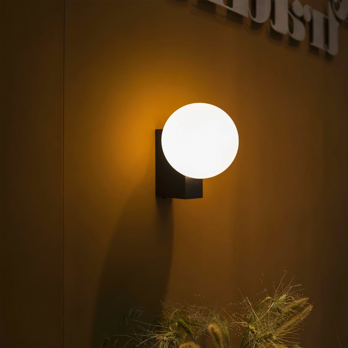 Minimalistische houten wandlamp